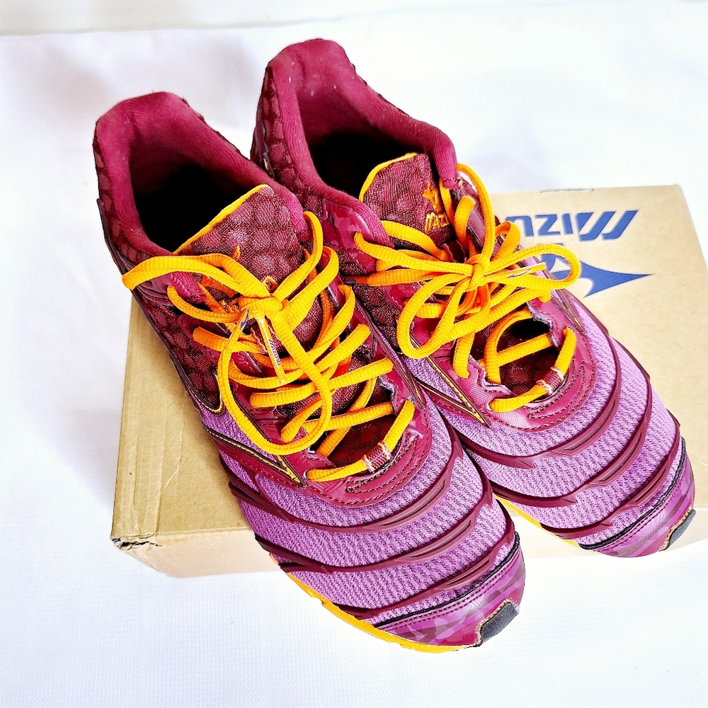 NWB Mizuno brand " The Kizuna" Track and Field running shoes womens size 10. - Picture 1 of 11